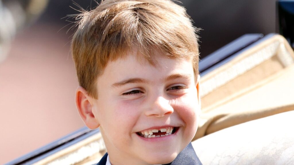 Prince Louis’s gap-toothed grin wins over royal fans in unseen portrait Prince Louis's gap-toothed grin wins over royal fans in unseen portrait