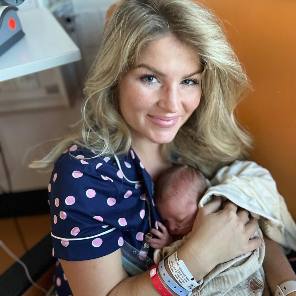 Erin Bates Shares Glimpse at Christmas With Family After Sepsis Battle Yahoo entertainment home