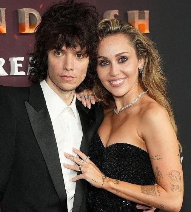 Miley Cyrus engaged