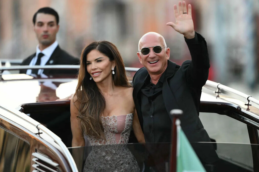 Jeff Bezos Looks So Different With This Major Facial Hair Transformation for Outing With Wife Lauren Sánchez Jeff Bezos Looks So Different With This Major Facial Hair Transformation for Outing With Wife Lauren Sánchez