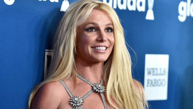 Britney Spears Is ‘Feeling Pretty’ in Bold Bathing Suit Yahoo entertainment home