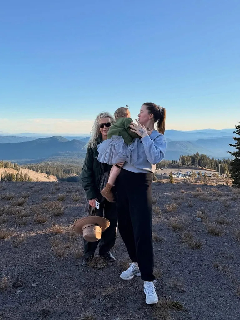Ireland Baldwin, Kim Basinger, Instagram, Holland, 2025