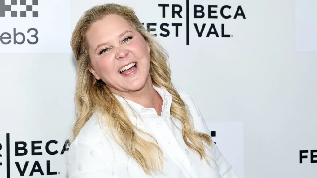 Amy Schumer, Chris Fischer son photobombs actress' Instagram shoot
