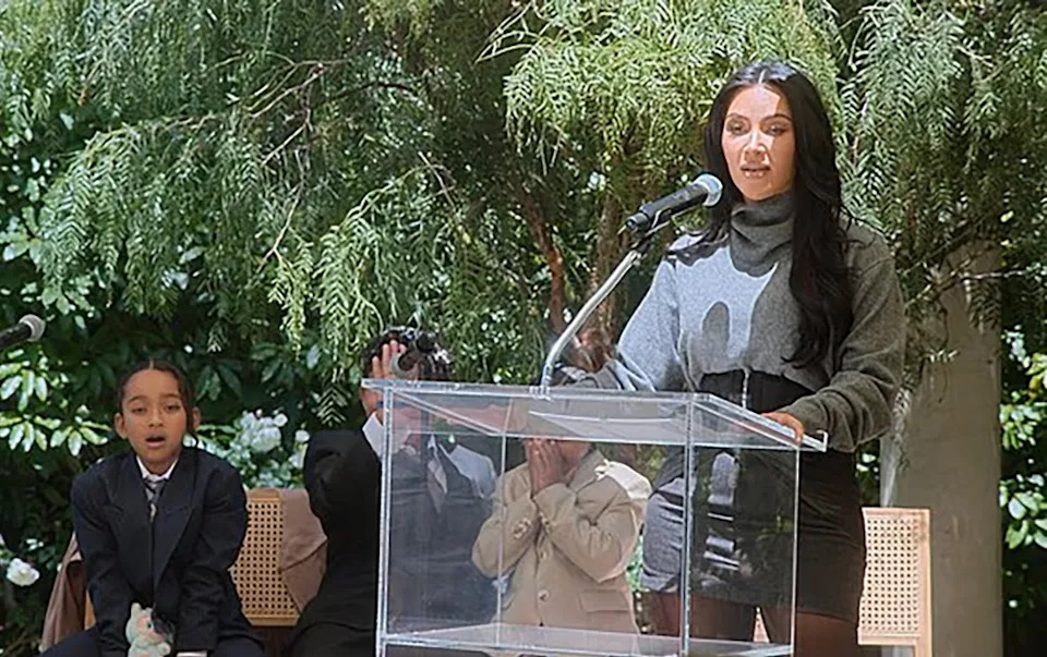 The boys’ aunt Khloé Kardashian, who was sitting in front of the stage, repeatedly instructed them to “stop.” However, the situation escalated. Hulu