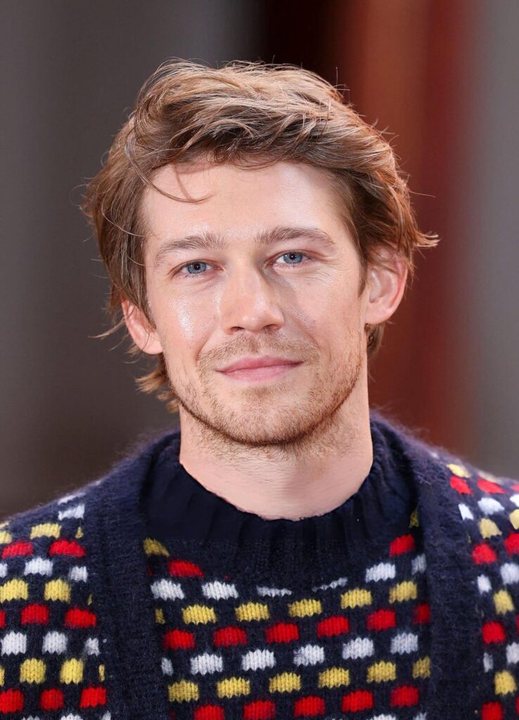 Joe Alwyn attends the ‘Hamnet’ photocall at Shakespeare’s Globe in London. Styled by Rose Forde. (December 17, 2025)
