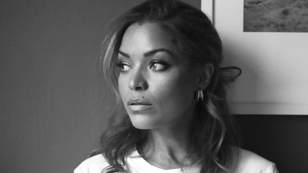 Antonia Thomas Joins Amy Poehler Peacock Comedy 'Dig'