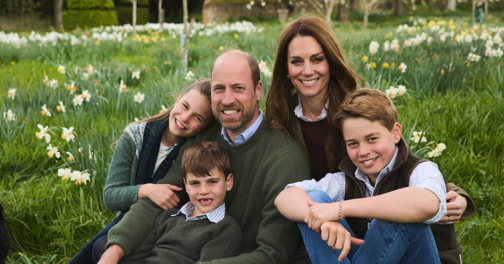 William and Kate pictured in new family portrait for royal Christmas card – The Irish News