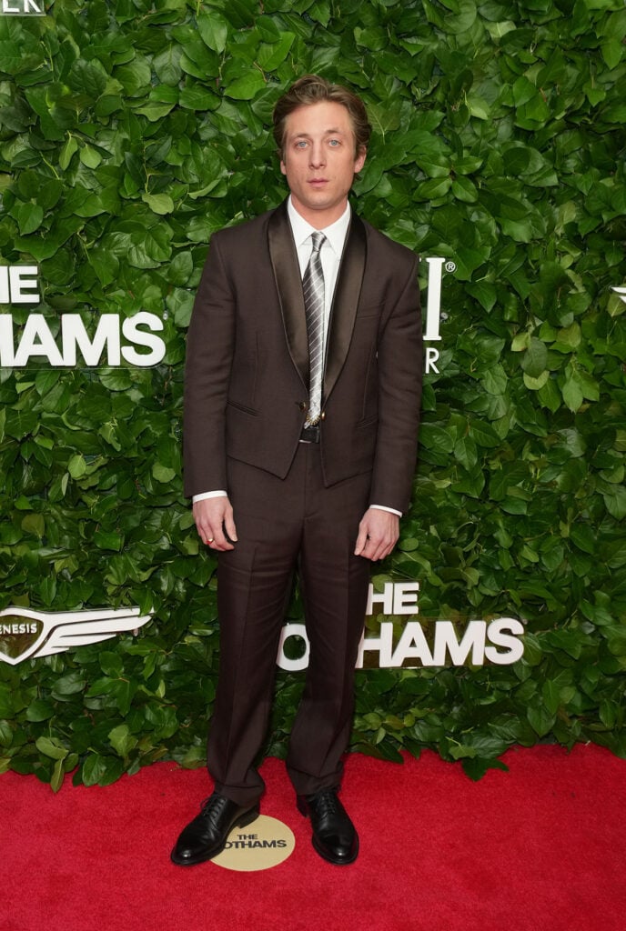 Jeremy Allen White at the 35th Annual Gotham Film Awards, Louis Vuitton, Jeremy Allen White, Louis Vuitton brown shawl collar suit, 2025 Gotham Film Awards red carpet, Louis Vuitton menswear, Nicolas Ghesquière