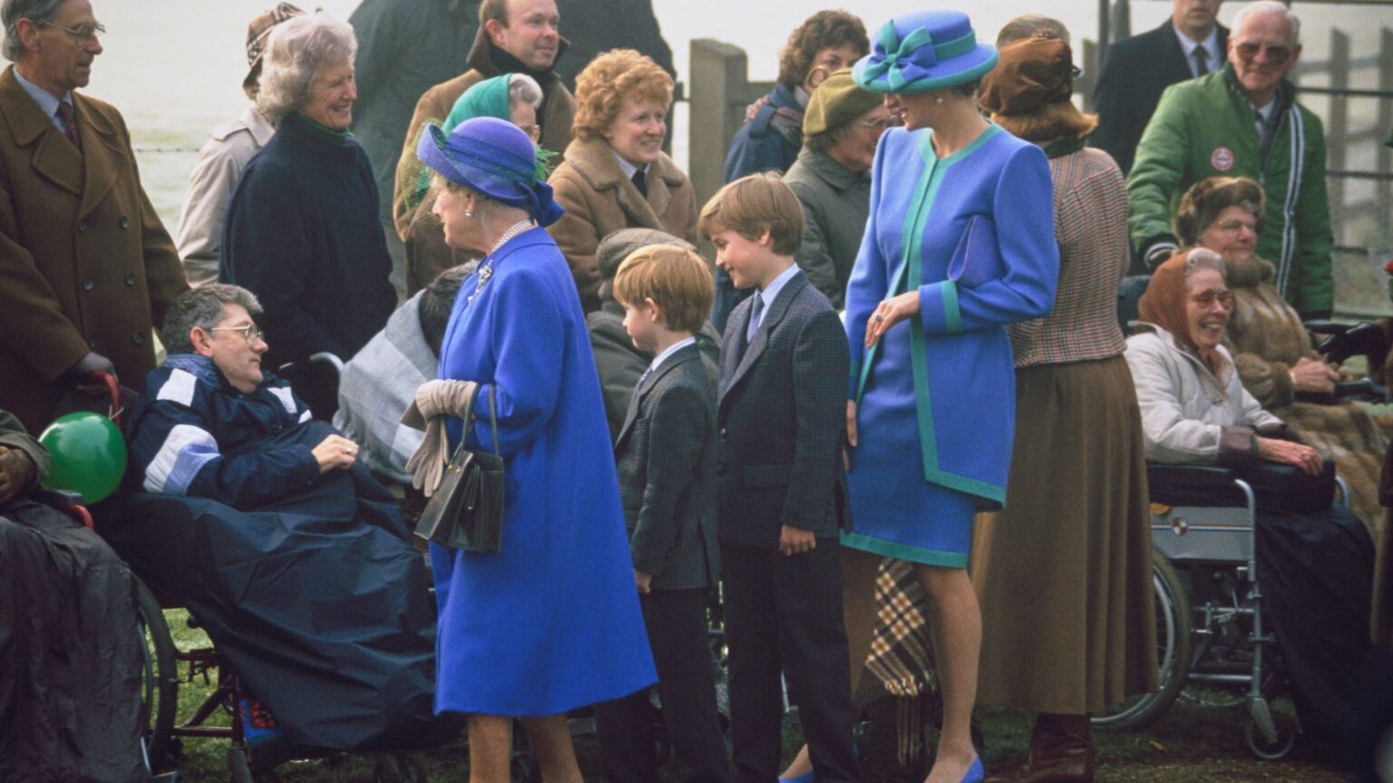 Former Royal Butler Reveals Prince Harry’s “Jokey Presents” for the Late Queen Nearly Turned Into a “Disaster” Prince Harry Royal Family Christmas