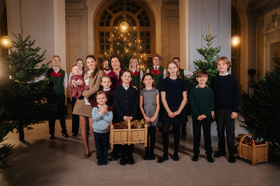 Queen Silvia and her grandchildren receive the Christmas trees at the Royal Palace