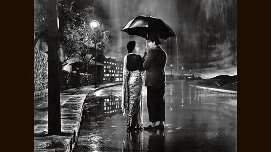 Raj Kapoor and Nargis in the song Pyar Hua Ikrar Hua from Shree 420 (1955).