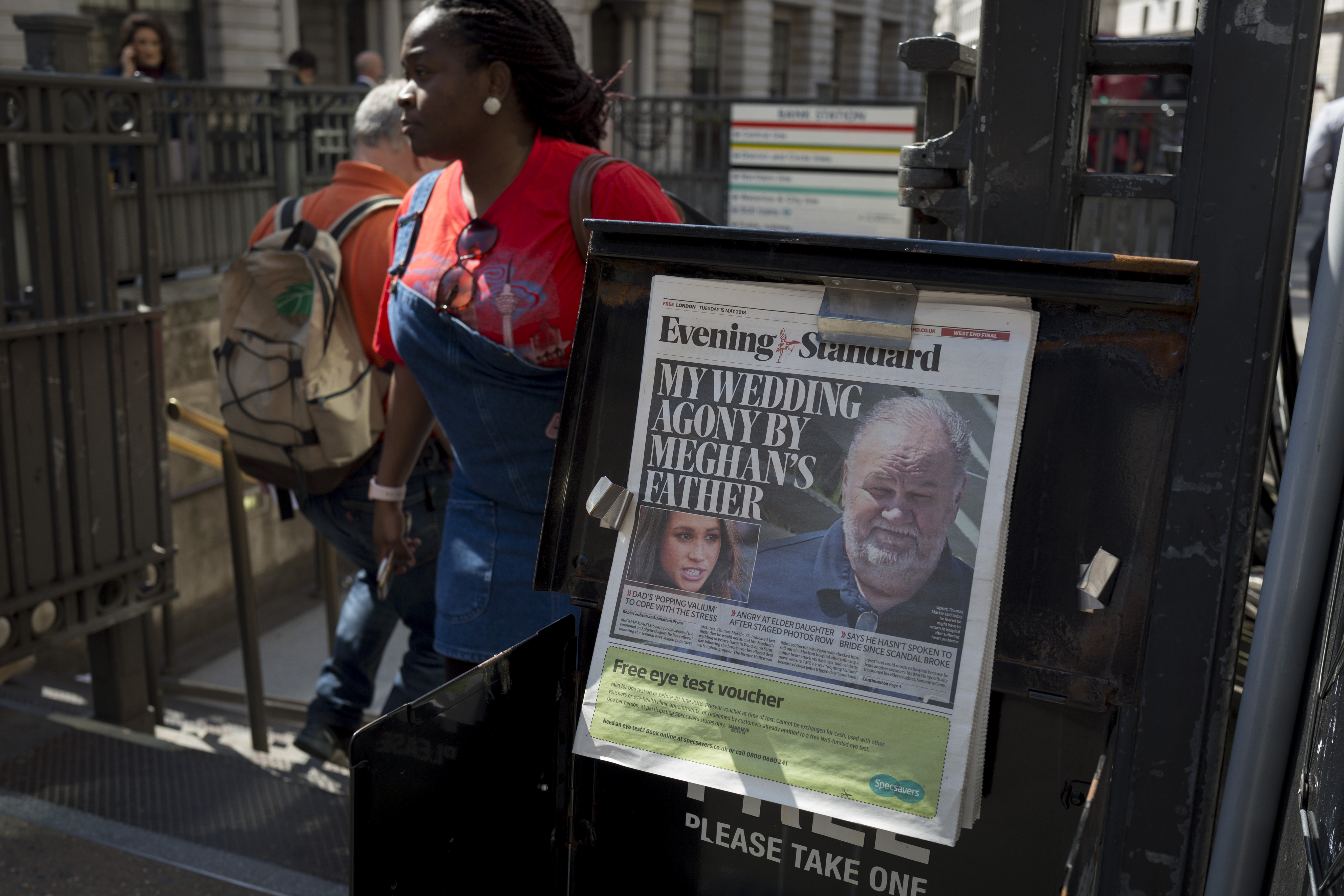 A headline discusses Meghan Markle's estrangement from father Thomas Markle