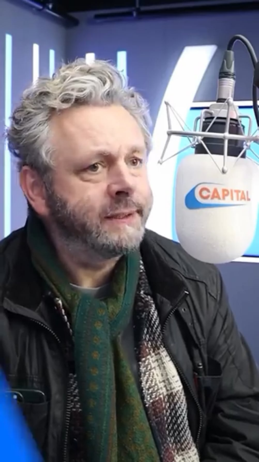 Michael Sheen interprets Raye