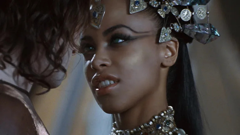Stuart Townsend as Lestat staring into the eyes of Aaliyah as Akasha in Queen of the Damned
