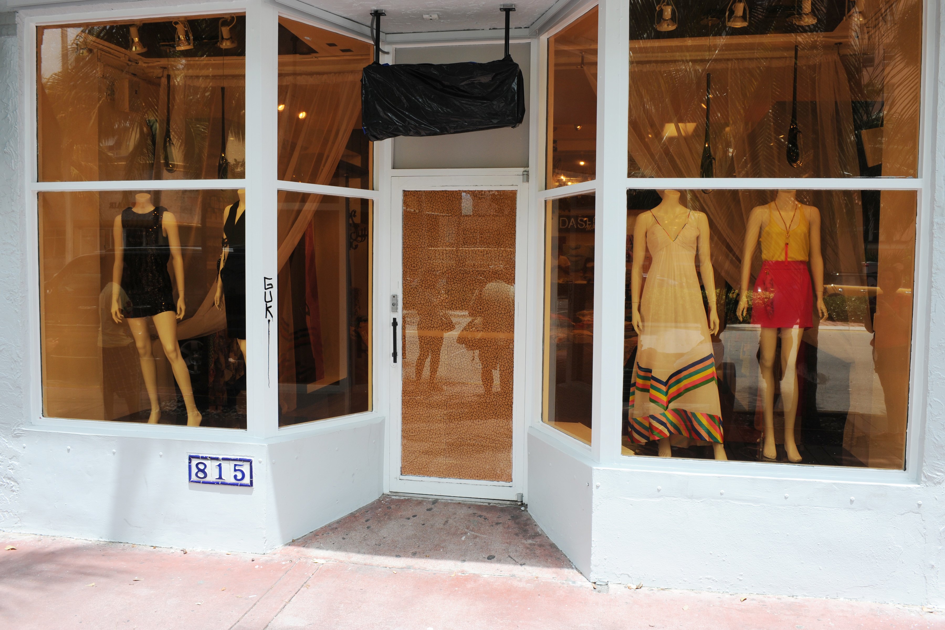 Storefront of the Dash boutique with mannequins in the windows.