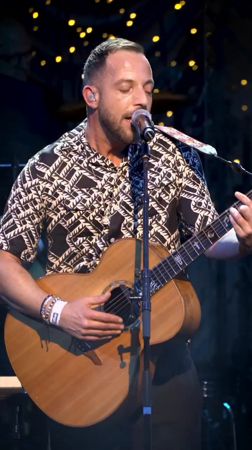 James Morrison and his daughter performing "Broken Strings"