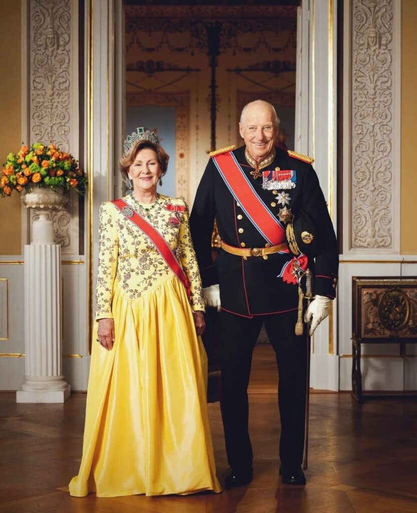The Norwegian Royal Court has released a new official portraits of King Harald V and Queen Sonja