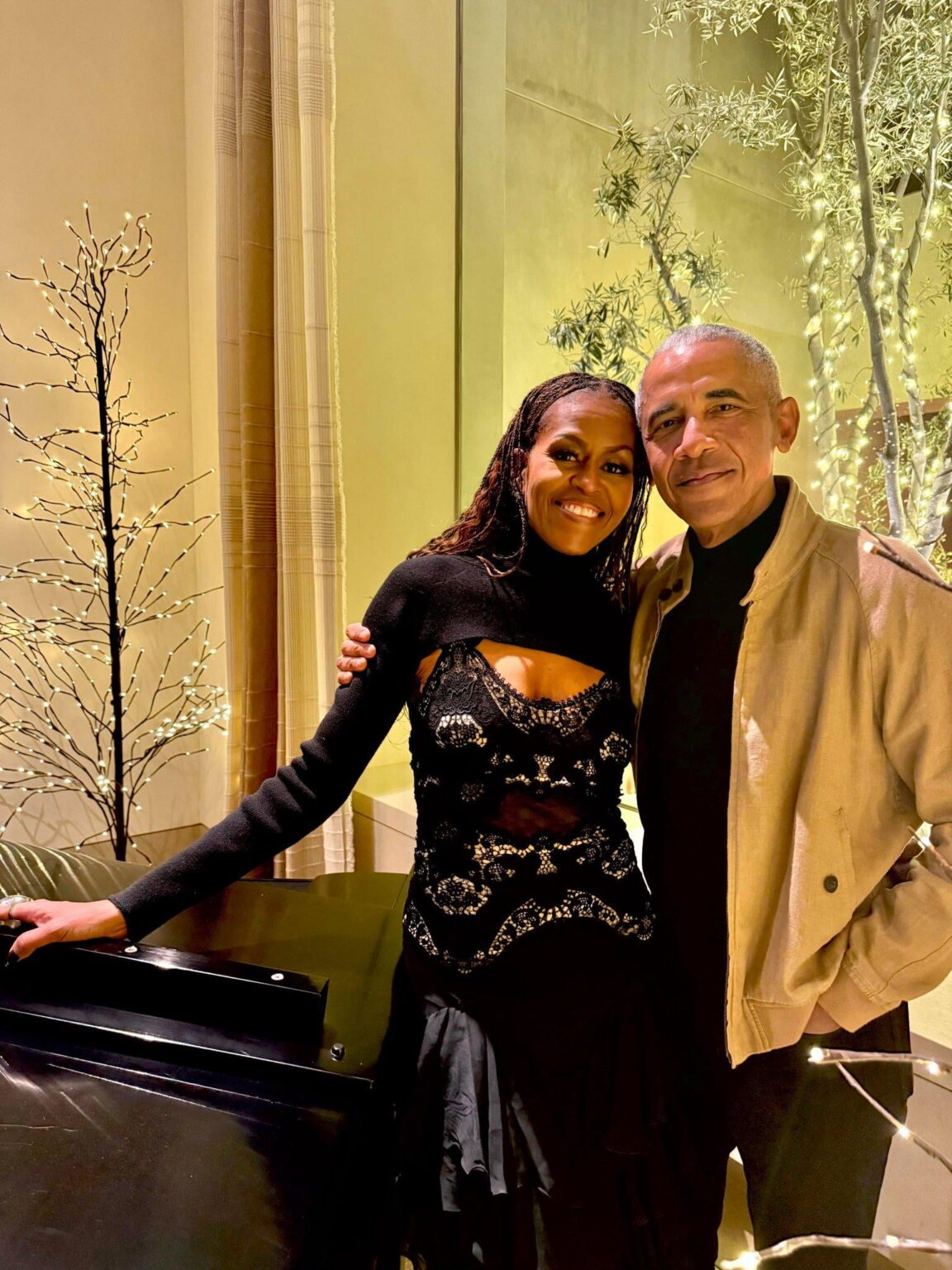 Brack Obama on Twitter: "Merry Christmas! Michelle and I hope you have a wonderful holiday filled with light and joy."