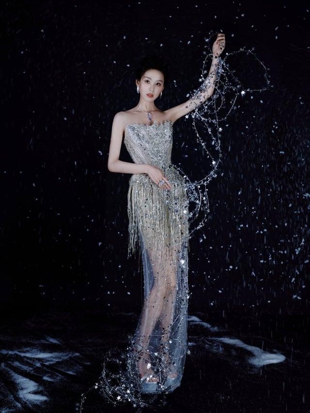 My favorite part of every Chinese red carpet is the photoshoot that the attendees do to show off their outfits. Here are some from the Tencent Video All Star Night 2025.