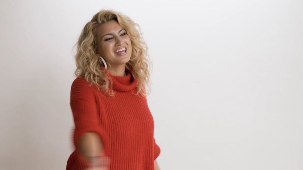 Tori Kelly Shows Off Her Vocals on “Santa Baby,” “Silent Night,” & More Holiday Hits | Song Association |