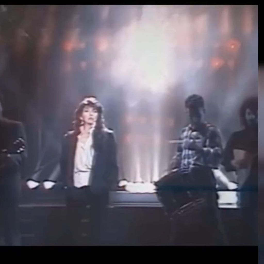 Kate Bush singing'Running Up That Hill' Live in 1985