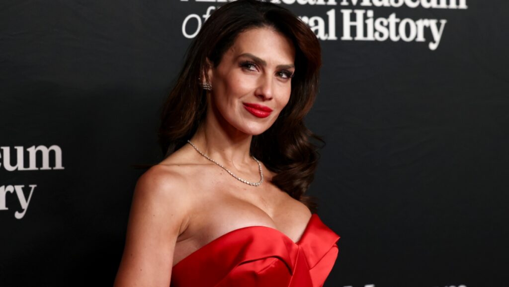 Hilaria Baldwin Drops Another Bedroom Underwear Workout Before Christmas Hilaria Baldwin Drops Another Bedroom Underwear Workout Before Christmas