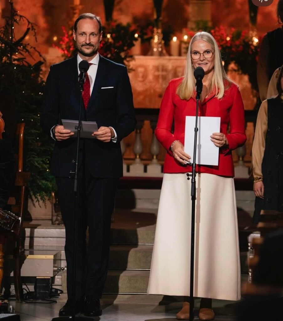 CP Haakon and Crown Princess Mette-Marit hosted a pre-Christmas gathering at the Palace Chapel for guests from the emergency services with Princess Ingrid Alexandra and Prince Sverre Magnus attending.
