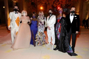 NEW YORK, NEW YORK - SEPTEMBER 13: (EXCLUSIVE COVERAGE) (L-R) Adam Mosseri, Billie Eilish, Amanda Gorman, Anna Wintour,  Timothée Chalamet, Naomi Osaka, and Tom Ford attend the The 2021 Met Gala Celebrating In America: A Lexicon Of Fashion at Metropolitan Museum of Art on September 13, 2021 in New York City. (Photo by Jamie McCarthy/MG21/Getty Images for The Met Museum/Vogue )