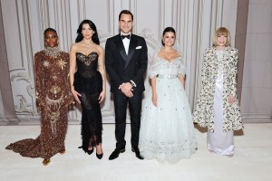 NEW YORK, NEW YORK - MAY 01: (L-R) Michaela Coel, Dua Lipa, Roger Federer, Penélope Cruz and Anna Wintour attend The 2023 Met Gala Celebrating "Karl Lagerfeld: A Line Of Beauty" at The Metropolitan Museum of Art on May 01, 2023 in New York City. (Photo by Cindy Ord/MG23/Getty Images for The Met Museum/Vogue)