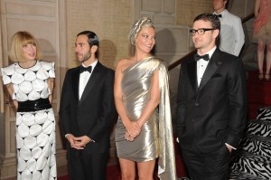 Wintour wears Chanel Haute Couture. Moss wears a Marc Jacobs dress with a Stephen Jones turban. Timberlake wears William Rast. (Photo by Steve Eichner/WWD/Penske Media via Getty Images)