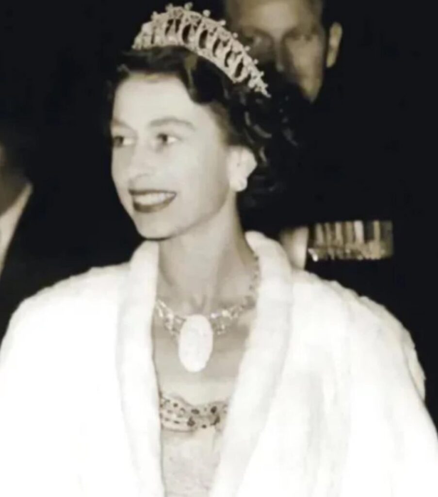 QEII wearing the impressive Andamooka opal Jewelry set in 1954. QEII wearing the impressive Andamooka opal Jewelry set in 1954.