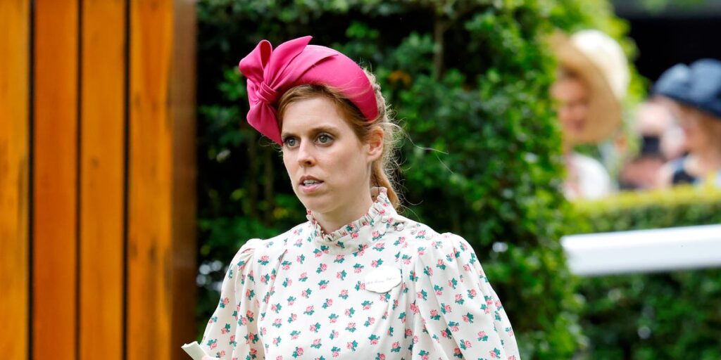 Princess Beatrice, Worried About Snubbing, Flees England for Christmas