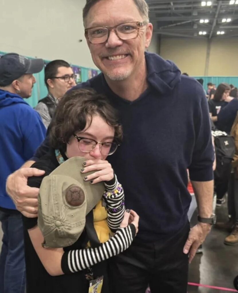 Matthew Lillard takes a picture with a fan