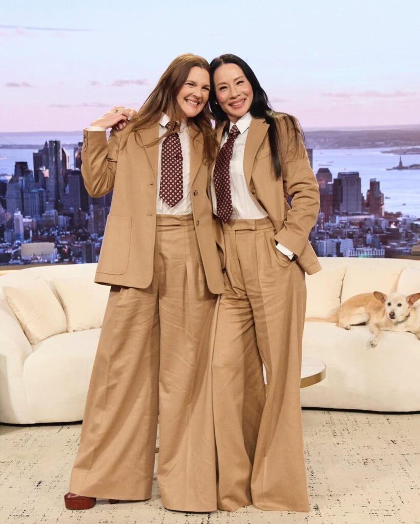 “Charlie’s Angels” co-stars Drew Barrymore and Lucy Liu wear matching outfits while reuniting on Drew’s show