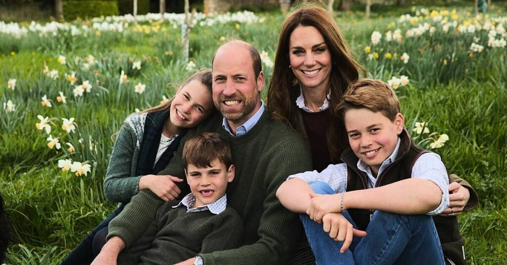 William and Kate pictured in new family portrait for Christmas card William and Kate pictured in new family portrait for Christmas card