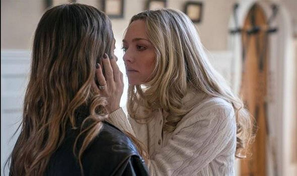Amanda Seyfried and Sydney Sweeney in The Housemaid.