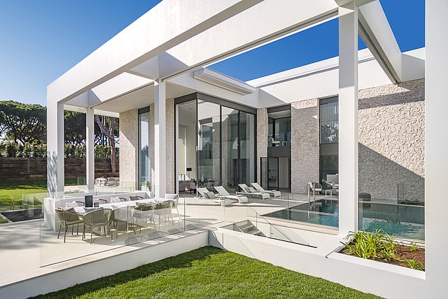 When the footballer moved to Italy in the summer, the pair decided on a fresh start and listed their uber-modern Portuguese villa in the Algarve for ¿11.5million