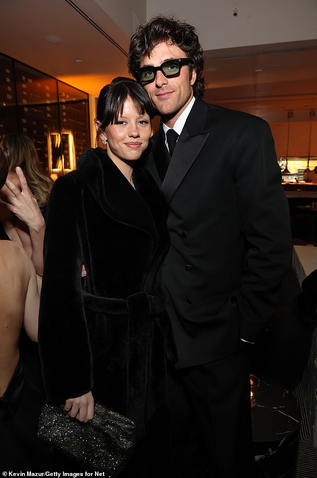 (L-R) Mia Goth and Jacob Elordi