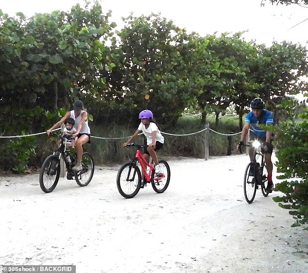 In the photos, Bündchen appeared fully focused on the ride, balancing ease and attentiveness as she navigated the route