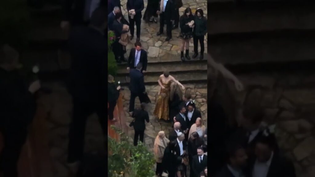 Taylor Swift rings in 2026 with Stevie Nicks at Este Haim's New Year's Eve wedding #shorts