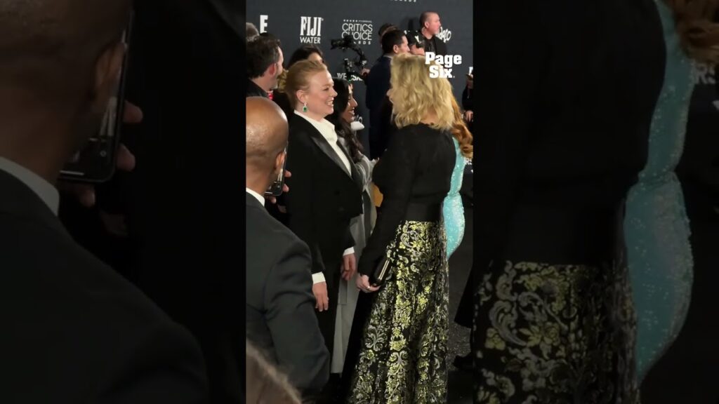 Sarah Snook, Jean Smart and Lisa Ann Walter at the 2026 Critics Choice Awards 😍 #shorts