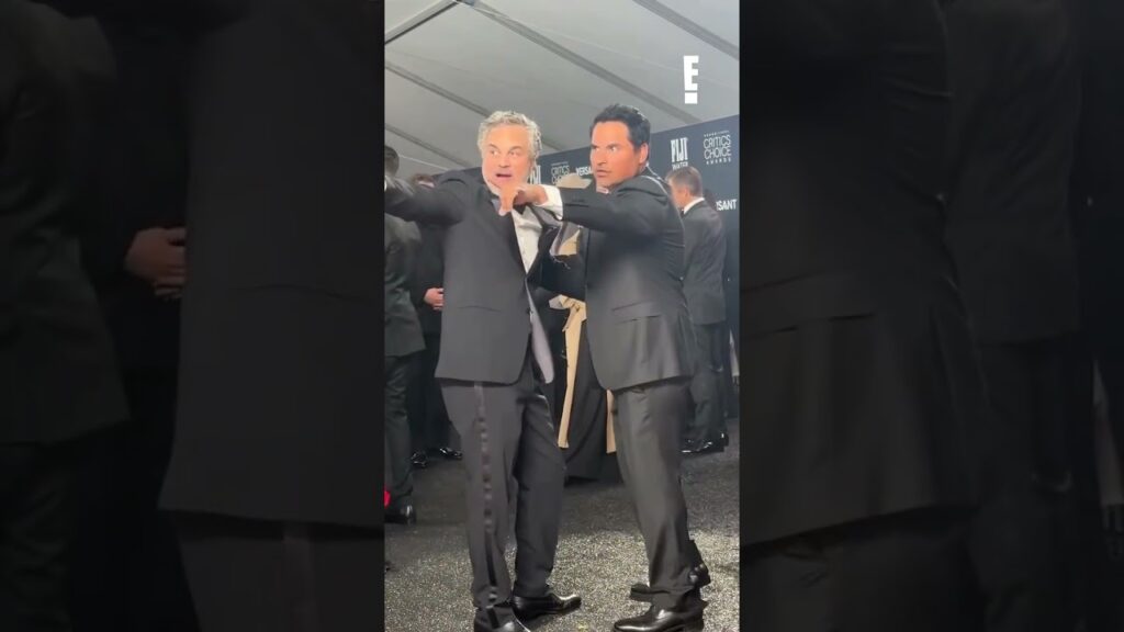 It’s all Mark Ruffalo & Michael Peña’s fault we're smiling. 😍 #CriticsChoice #Glambot #AwardsSeason