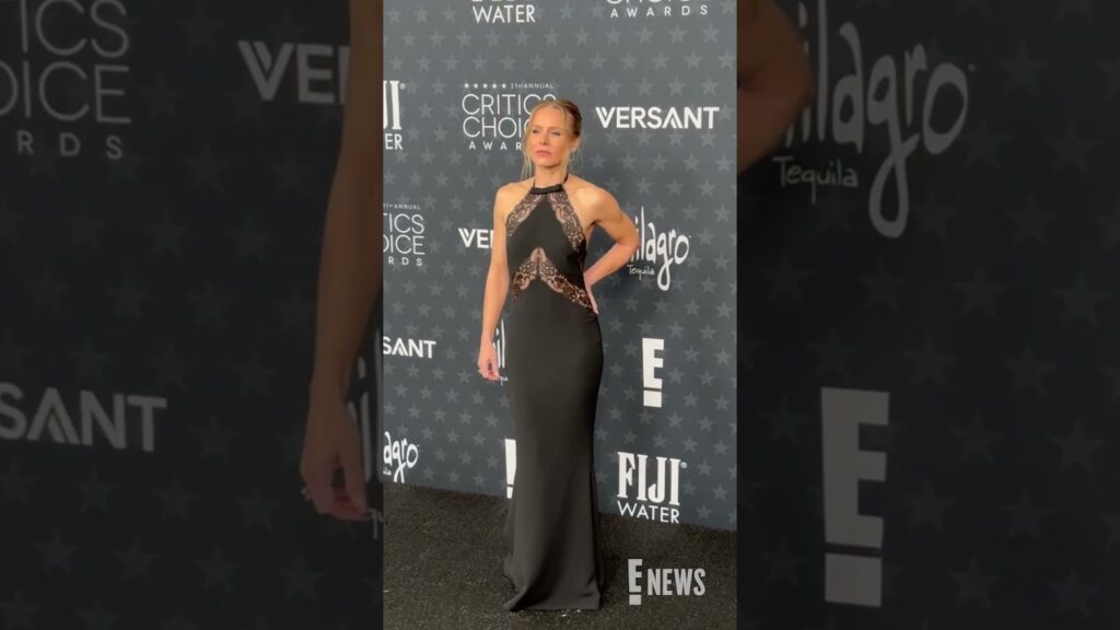 We can never forget this look by Kristen Bell at the #CriticsChoice carpet. #AwardsSeason