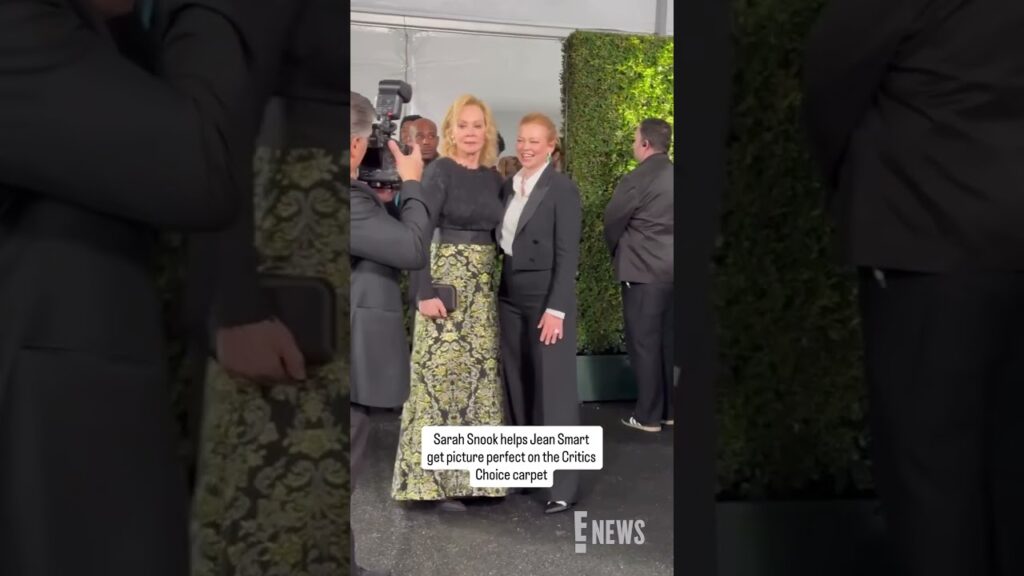 Sarah Snook helps Jean Smart get picture perfect on the #CriticsChoice carpet. #AwardsSeason