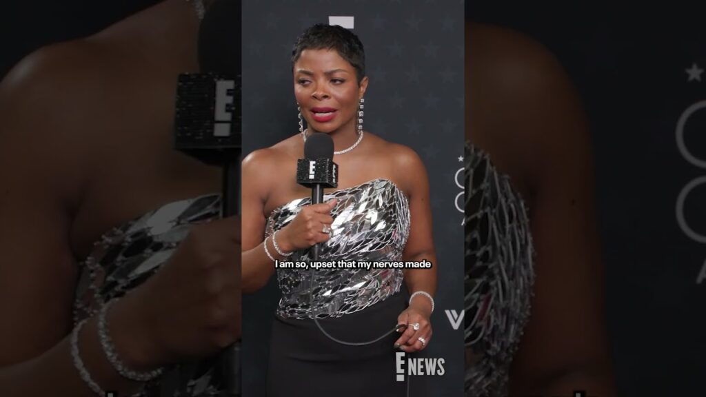 Janelle James forgot her speech at the table at the #CriticsChoice Awards.