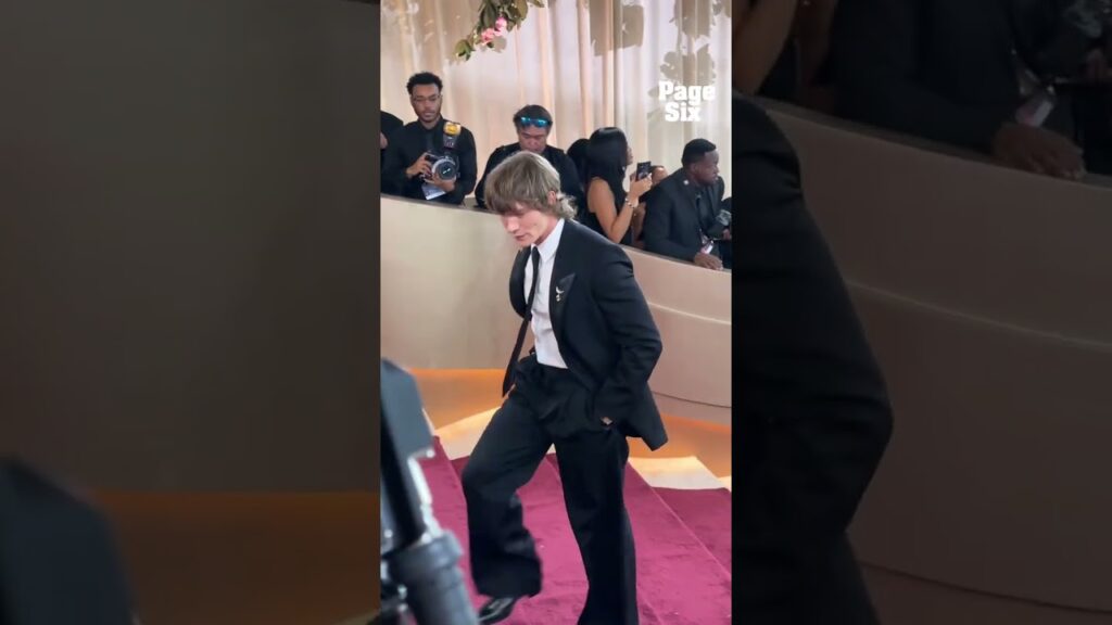 "Heated Rivalry" star Connor Storrie has hit the 2026 Golden Globes red carpet #shorts