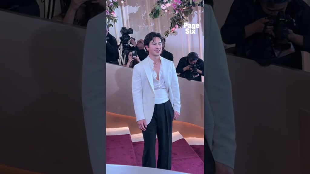 ‘Heated Rivalry’ star Hudson Williams arriving at the 2026 Golden Globes #shorts 'Heated Rivalry' star Hudson Williams arriving at the 2026 Golden Globes #shorts