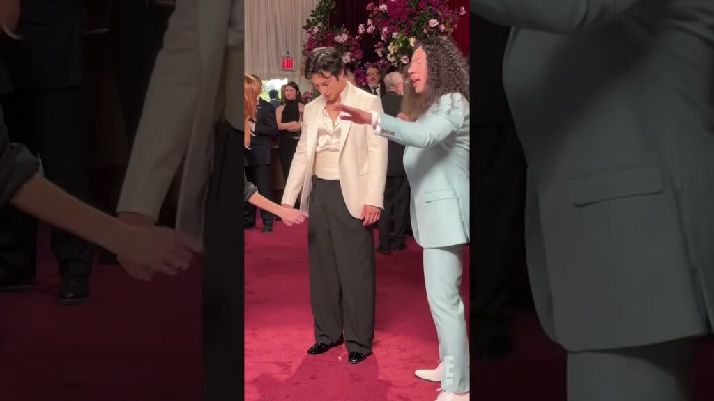 We love you too, Hudson Williams. 😉 #Glambot #GoldenGlobes #AwardsSeason