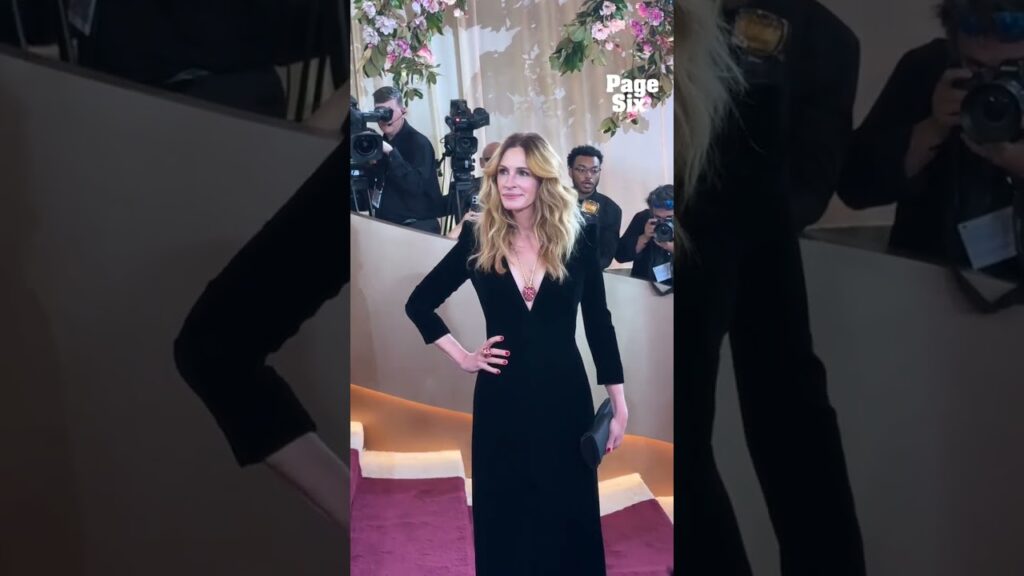 Julia Roberts looked radiant on the 2026 Golden Globes red carpet 🖤 #shorts