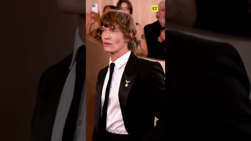 The #goldenglobes carpet is getting real 𝓱𝓮𝓪𝓽𝓮𝓭, thanks to Connor Storrie. 🥵